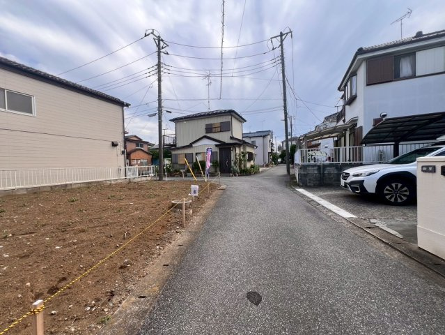 北西角地の開放感と二面道路の利便性を兼ね備えた立地。約30坪の敷地でプランニングもしやすい売地です。