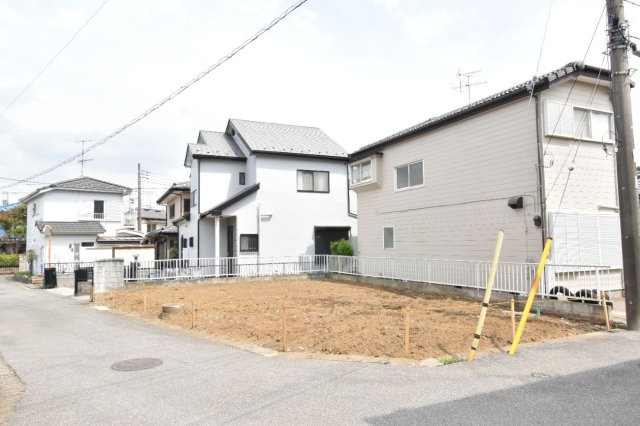 北西角地の開放感と二面道路の利便性を兼ね備えた立地。約30坪の敷地でプランニングもしやすい売地です。