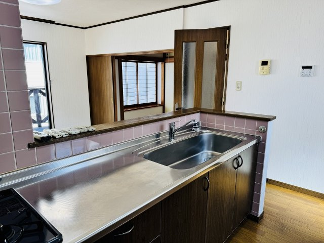 ～3口コンロと広い調理台でお料理が捗ります～