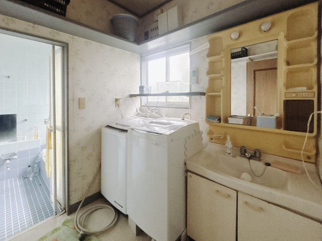 ■洗面室｜洗濯機を置いてもゆとりある広さの洗面脱衣室です。冬はストーブ、夏にはサーキュレーターを置き、快適に過ごすことができます♪