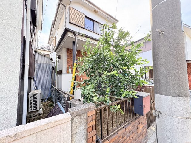 第一種低層住居専用地域につき住環境の良さが魅力です。※現況：古家あり(居住中)