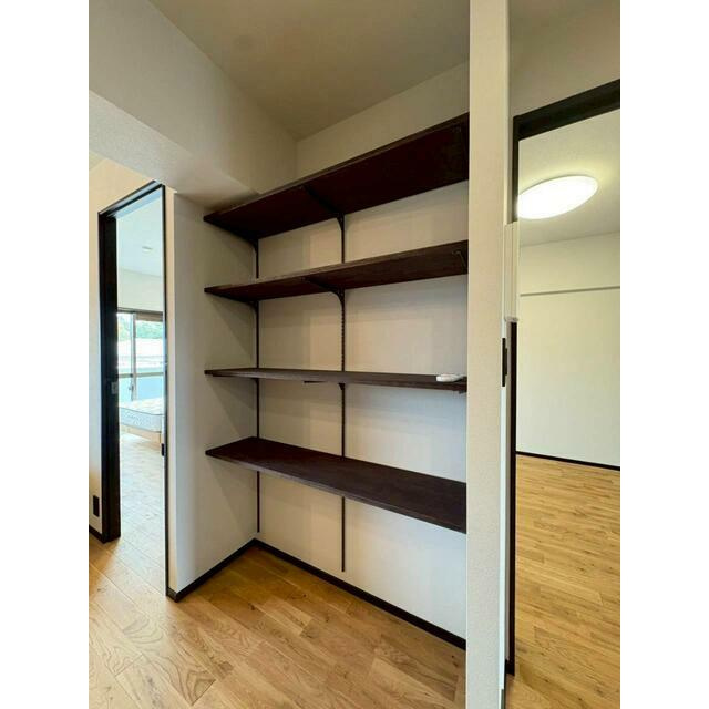 キッチン横に造り付けの可動棚。キッチン・リビングで必要なものを使いやすく整理できます