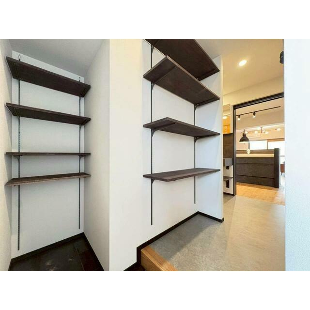 玄関にもフリーに使える収納スペースを設けました。靴だけでなく出かける準備に必要なものをまとめて収納OK