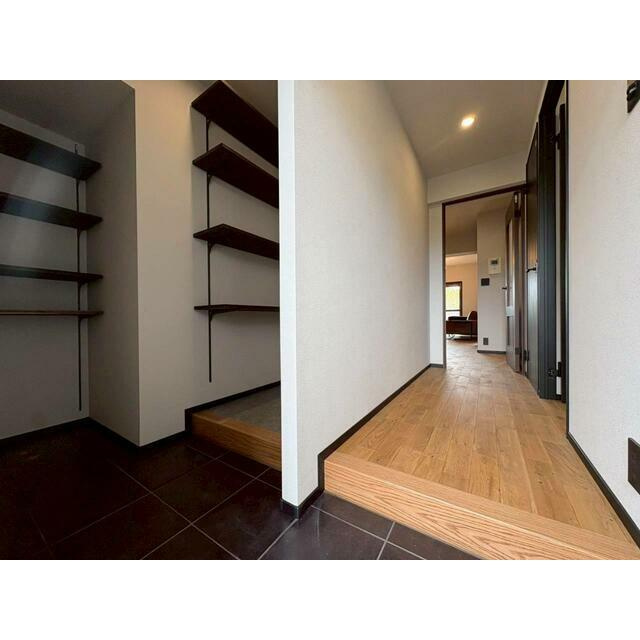 玄関にもフリーに使える収納スペースを設けました。靴だけでなく出かける準備に必要なものをまとめて収納OK