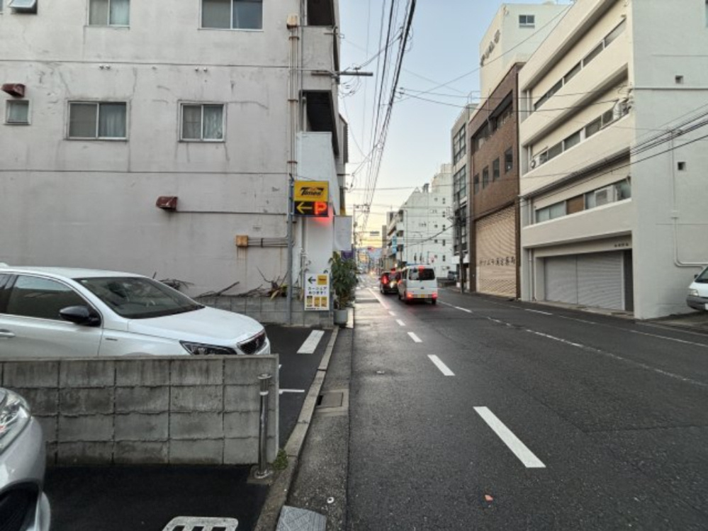 毎日の通勤・通学やお出かけに便利な立地。中心部へアクセスが良く共働き世帯の時間を有効に使えます。前面道路はゆとりがあり車の出入りもしやすくお子様の送迎や買い物時も安心。子育てと仕事を両立しやすいです　