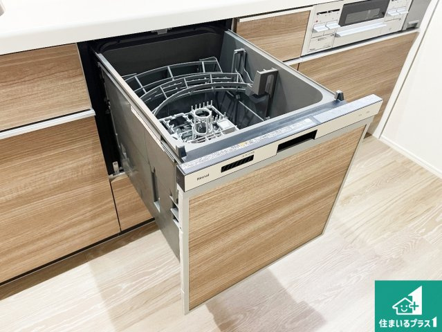 食事後の一仕事、食器洗いをボタン一つでお任せできちゃいます！場所を取らないビルトイン式なので、お料理スペースもしっかり確保！　