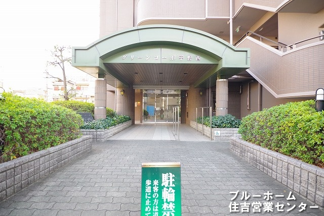重厚感のあるエントランスです！