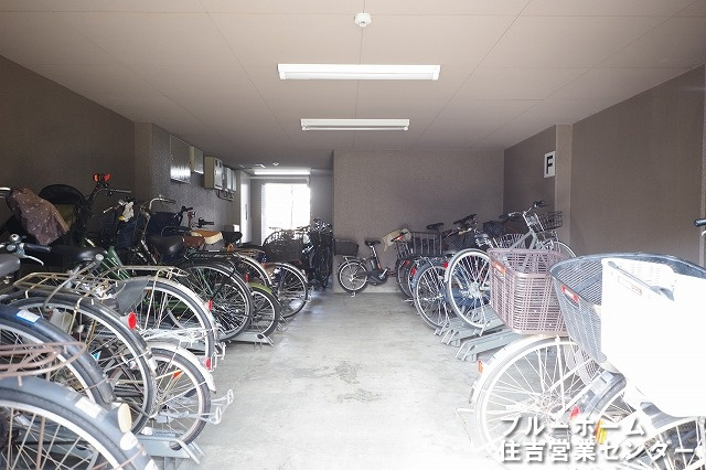 屋内駐輪場がございます！