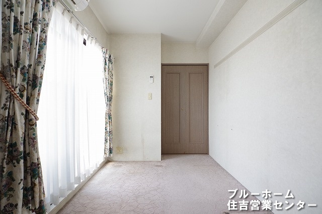 約4帖の洋室です！お部屋には収納や窓があります！