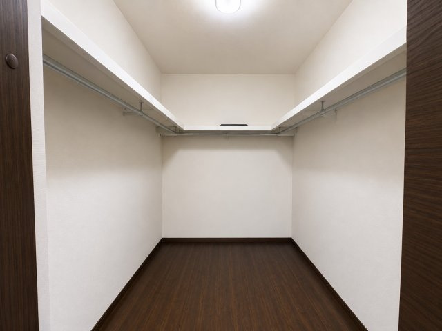 家族の衣類や季節物をまとめて収納できるウォークインクローゼットです。左右にハンガーパイプを備え収納力も充実。スーツケースや衣装ケースなどの大きな荷物も収納しやすく、主寝室をすっきりと保つことができます