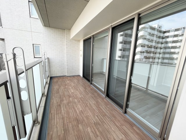 開放的で明るい空間を演出してくれるバルコニーです！窓も大きくたっぷりの日差しが差し込みます♪
