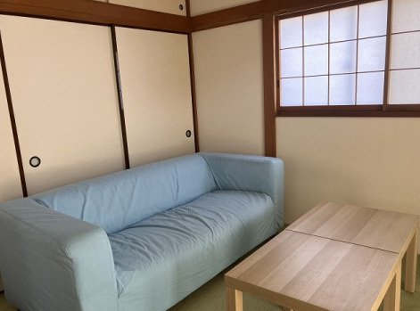 洋室のメリットは重い家具が置きやすく、身の回りが整理しやすいことです。　床がフローリングのため畳とは異なり凹みにくいです。　クローゼットなど収納が豊富で、普段使わない旅行カバンや服の整頓も簡単にです。