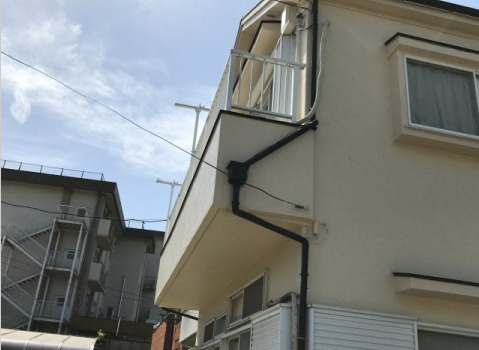 バルコニーは、室外の専用スペースのうち、「屋根がなく開放された空間」であるものを指します。ベランダより広いタイプのものが多く、日当たりもよいため家庭菜園などを楽しみたい人にとって適した環境となります。
