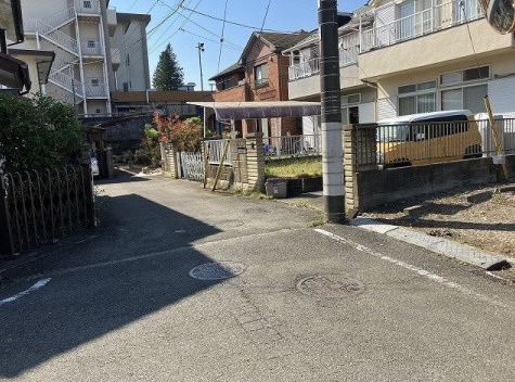 住宅用の土地では前面道路に2m以上接していなければならないと法律で定められています。しかし、お持ちの車のサイズやライフスタイルなどにより、2mでは利便が悪い場合もございますので、事前に確認しましょう。