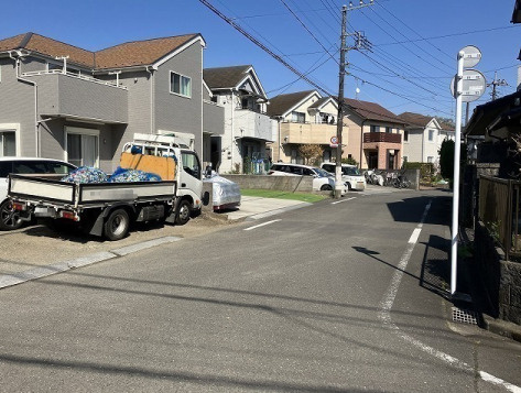 お持ちの車種によっては前面道路が広い方が便利でしょう。しかし、前面道路が広ければその分交通量が多くなるため、騒音などが気になる場合があります。実際に現地を見学し、周辺交通量や騒音などを確認しましょう！