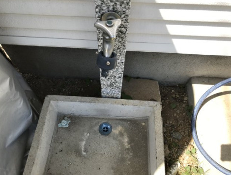 敷地内に散水栓や立水栓があると便利です。水道水を直接利用できるため、水を運ぶ手間を省くことが出来ます。大量の水を必要とする洗車作業や清掃などに役立ちます。その他設備とあわせて、現地でご確認ください。