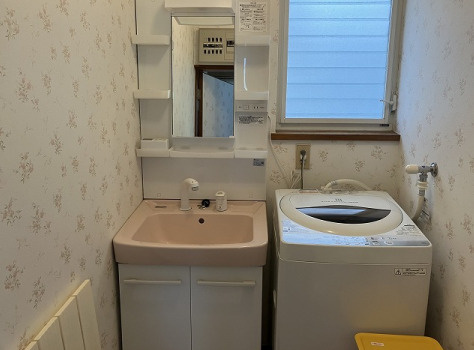 多くの戸建て住宅で見かける洗面脱衣所は、洗面台と洗濯機が2畳ほどのスペースに並べられていて、洗面所が脱衣所を兼ね備えている間取りが一般的です。お客様が利用することもある、パブリックな空間でもあります。