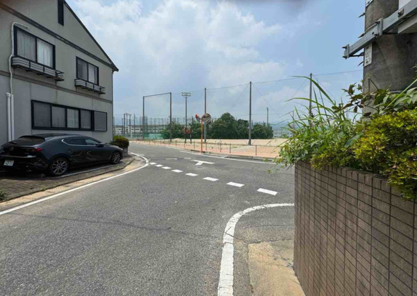 【白水ヶ丘三丁目の前面道路含む現地写真】