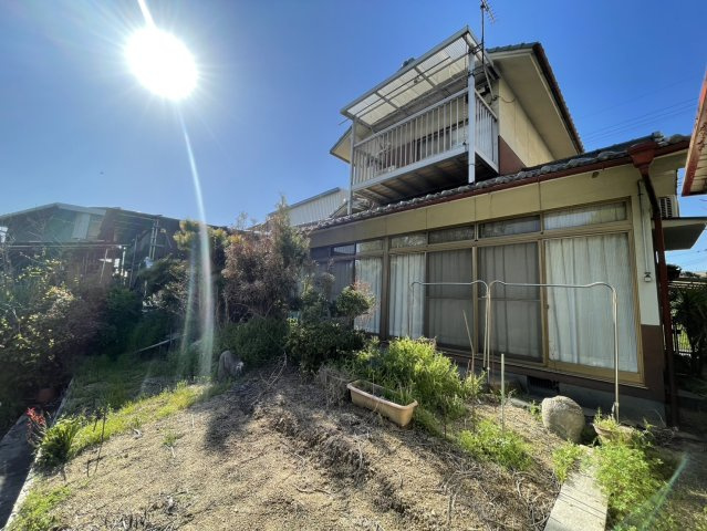 南側のお庭スペースは日当たりが良く、ガーデニングや家庭菜園など多用途に活用可能。建物との距離もあり開放感があります。2階バルコニーも備わり、外観からもゆとりある敷地の広さが感じられます。