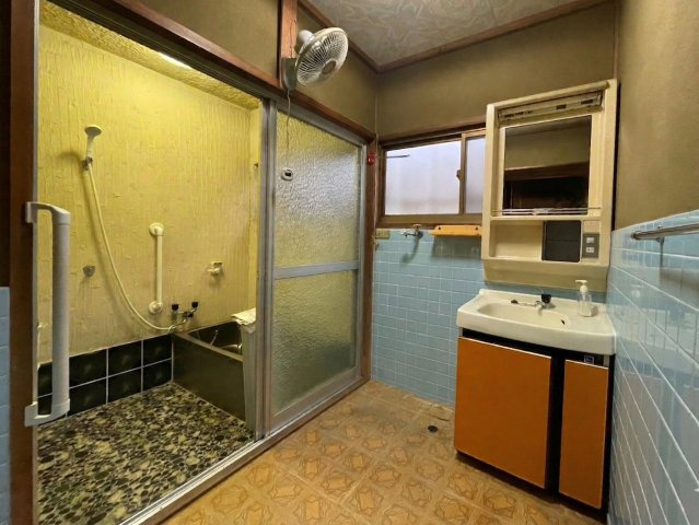 脱衣室はゆとりある広さがあり、洗面台や収納棚も備わった使い勝手の良い空間。窓付きで換気がしやすく、湿気がこもりにくいのも魅力です。浴室との動線もスムーズで毎日の身支度が快適に行えます。