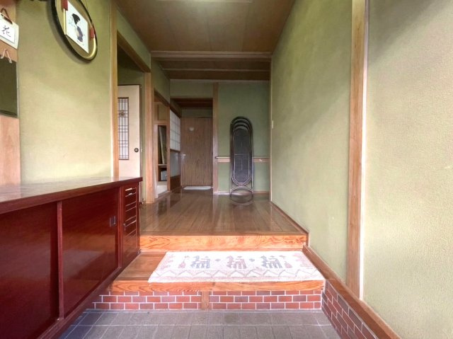 奥行きのある玄関はゆとりを感じる広さで、来客時にも対応しやすい造り。上がり框も広く、靴の脱ぎ履きもスムーズです。廊下へ続く動線もゆったりとしており、落ち着いた雰囲気のある住まいの入口です。
