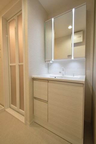 収納3面鏡付きの洗面化粧台です♪小物もすっきり収納できます♪水栓はシャワーホース付きです♪