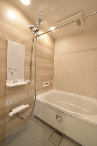 最新のユニットバスに取り替えています♪お掃除ラクラク設計です！水栓は節水機能付き・浴槽はお湯が冷めにくい仕様です♪