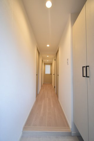 廊下に光を取り入れるリビング扉です！自然光とすっきりダウンライトがおしゃれな空間を明るく照らします♪