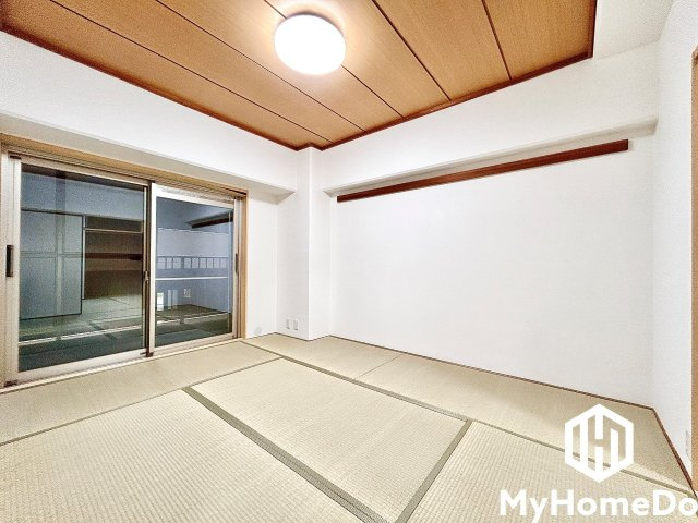 柔らかな陽射しと畳の温もりが心地よい和室。ごろんと寝転んで、贅沢なくつろぎ時間を。
