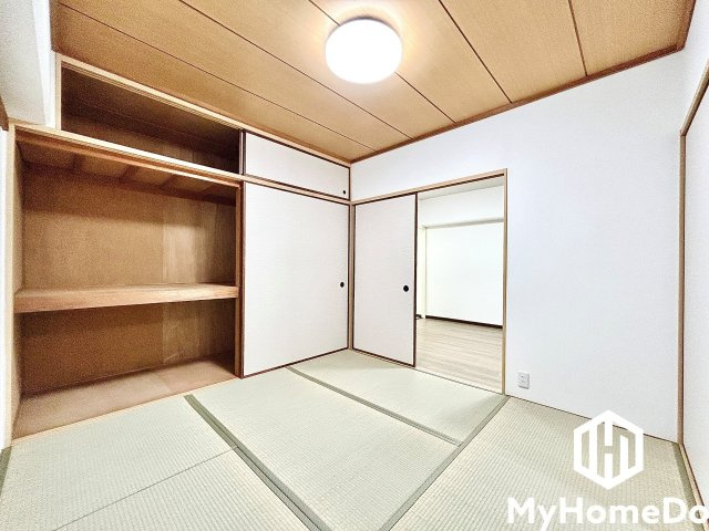 押入れにはご家族の季節の衣類や、お客様用の座布団などを収納して頂けます。