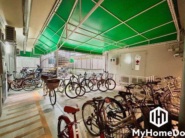 天候に左右されず自転車を保管できる屋根付き駐輪場。日常の使い勝手はもちろん、防犯の観点からも安心感のある環境です。