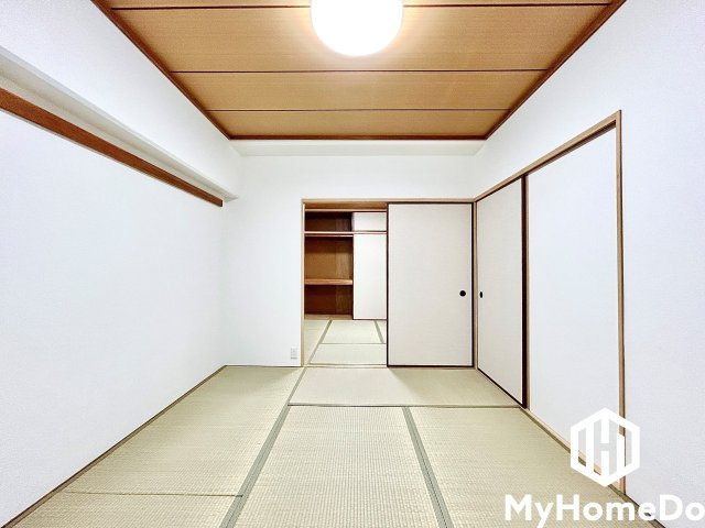 柔らかな陽射しと畳の温もりが心地よい和室。ごろんと寝転んで、贅沢なくつろぎ時間を。
