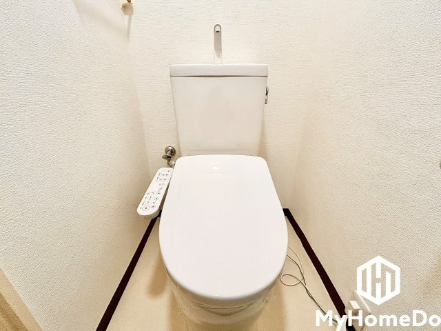明るく清潔感溢れるトイレです。