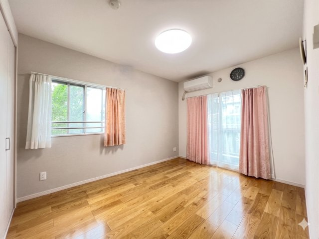 本物件は南側及び北側の2面バルコニー、角部屋の為日当たり良好です。　※本画像は生成AIにより家具を消去したイメージ画像です。※