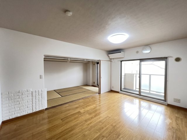 LDKは16.5帖ございます。　また、室内大変きれいにお使いです。　※本画像は生成AIにより家具を消去したイメージ画像です。※