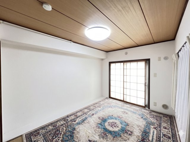 和室は6帖ございます。　また、室内大変きれいにお使いです。　※本画像は生成AIにより家具を消去したイメージ画像です。※