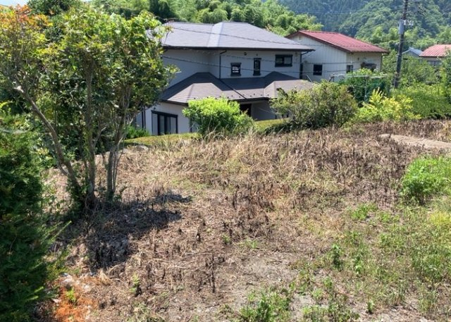 土地の形が極端に長細かったり、狭小地、あるいは道路との高低差がある傾斜地だった場合、後々売ろうとしても買い手がつかない場合もあります。後々、売却することになった時に価値の下がらない土地を選びましょう。
