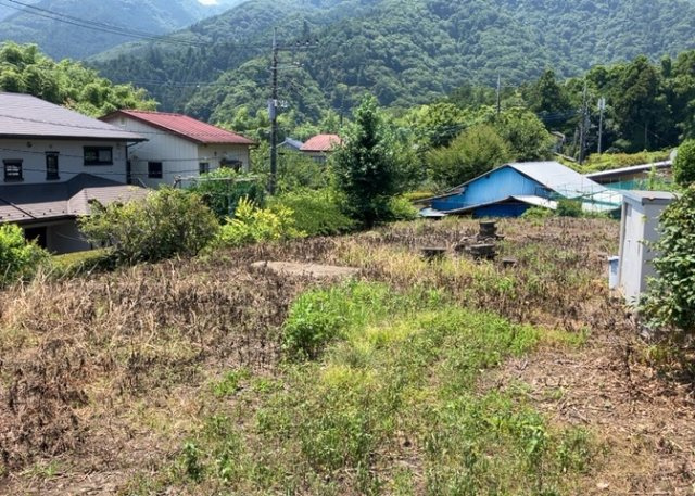 土地の面積＝住宅面積ではありません。建ぺい率の問題などで、土地のある場所によって住宅を建てられる面積は限られています。高さもしかり、「土地」という言葉の中には、建築条件も含まれると考えておきましょう。