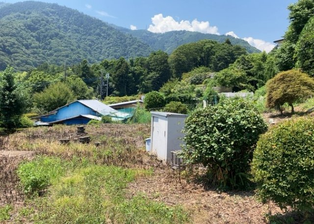 家を建てる場合、方位は要チェックです。現実的に日当たりのよい家ならばリビングは南側、建築基準法でも北側に当たる家への配慮は求められています。土地を見学に行く際は、方位磁針を持って行くようにしましょう。