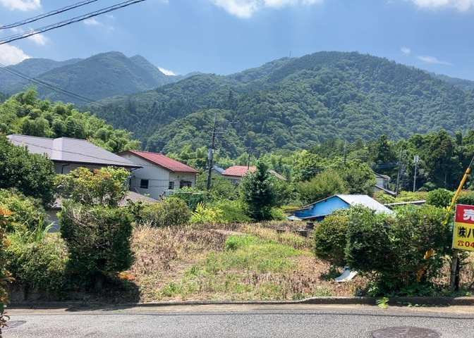 土地の前の道路に消火栓が設置されていることがあります。この場合、道路交通法第45条第1項により、駐車禁止の場所が指定されています。そのため、車庫などの駐車スペースをつくることができない場合があります。