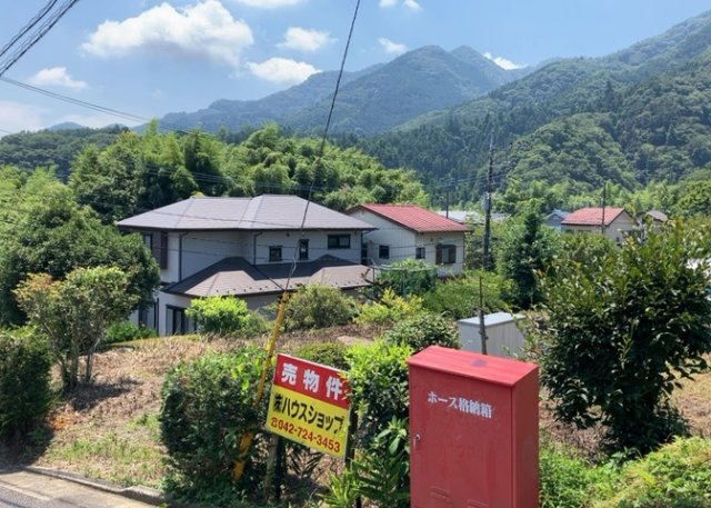 現地に行くなら、物件の周囲の地形がどうなっているかを見ることも大切です。周辺より低くなっている土地では、大雨などで水が集まりやすいため、地盤が弱くなっているということも考えられるため、注意が必要です。