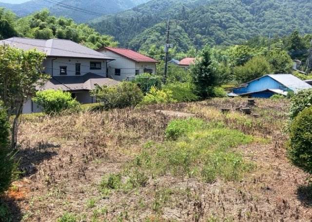 土地購入を検討されている場合、境界杭がない状態で購入してしまうと境界確定測量をする必要があり、費用がかかります。購入の前に、売主、隣土地所有者立ち合いのもと境界を確定し境界杭を設置するのがベストです。