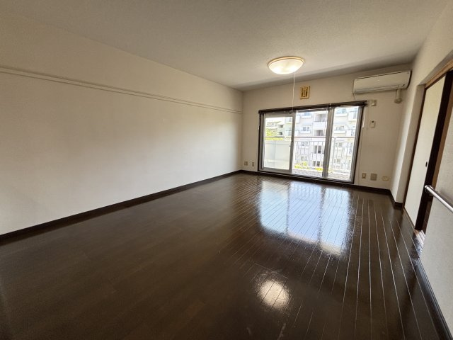 南向きの約11.5帖のリビングダイニング。自然光が入り明るく開放的です。