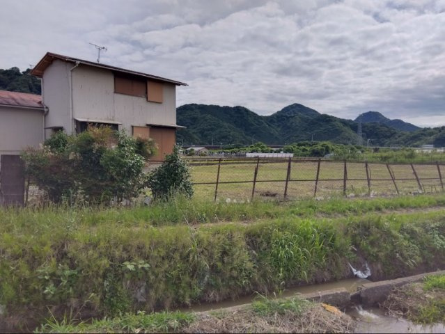 自然に囲まれた、ゆったりとした時間が流れる住環境です。目の前に広がる田園風景と山々が、暮らしに心地よい開放感を与えてくれます。