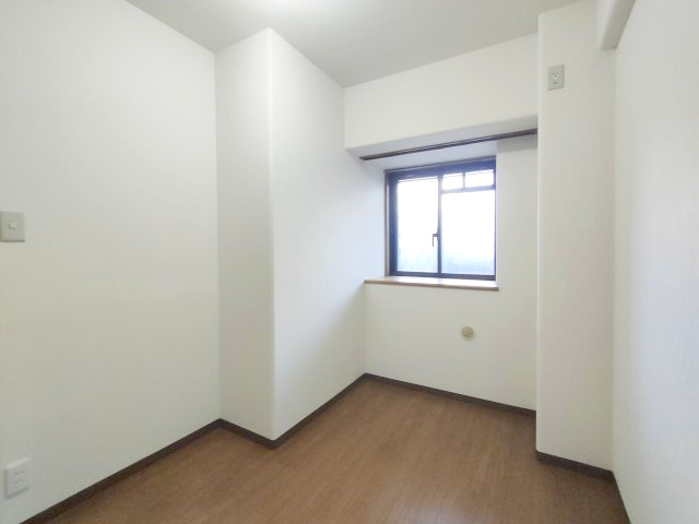 【洋室約4.1帖】　お子様の勉強部屋、書斎など使い方を想像しながらぜひご覧ください。