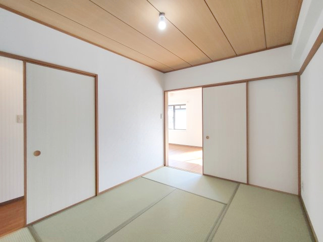 【和室約6.0帖】　裸足でくつろげる和室もございます。畳の香りでリラックス♪