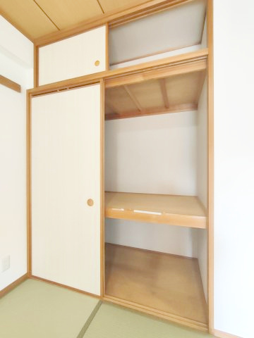 【和室約6.0帖　収納】　押し入れを備え、寝具などの収納もスムーズにできそうです。