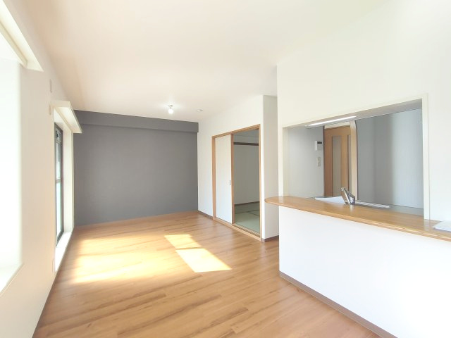 【LDK約13.5帖】　明るい雰囲気のリビングは家族の笑い声が聞こえてきそうな程、心地の良い空間を演出してくれます。