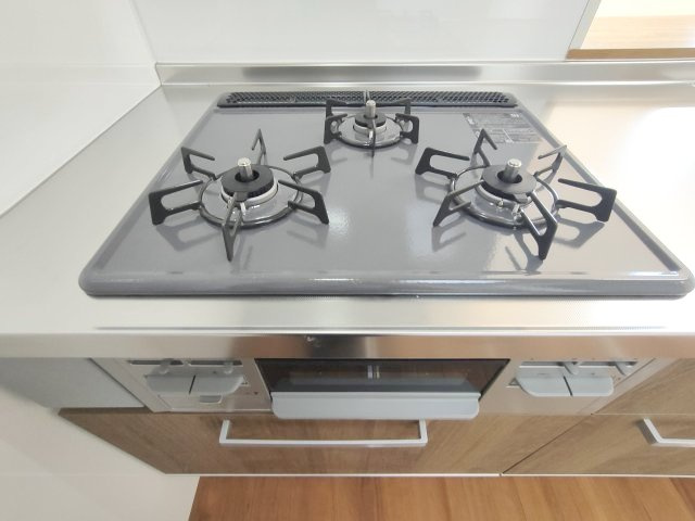 【3口コンロ】　3口コンロ、グリル付きでお料理のレパートリーも増えそうです。