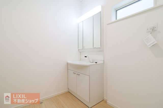 【洗髪洗面化粧台】三面鏡で後ろも見えて身だしなみが整えやすくなっております。鏡の裏は収納となっており洗面台まわりも整頓できます。